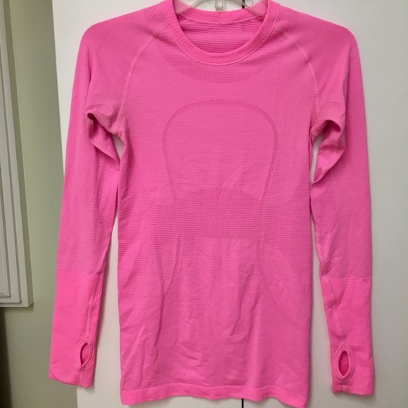 lululemon athletica Tops - Awesome 😎 Lululemon running top! 💖